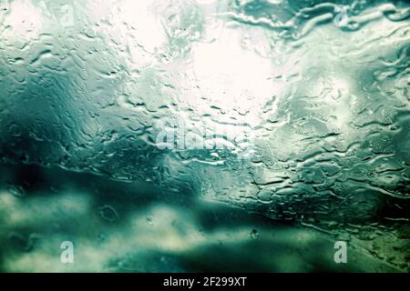 Straße Blick durch Fenster mit Regen fällt. Das Fahren bei Regen. Selektiver Fokus Stockfoto