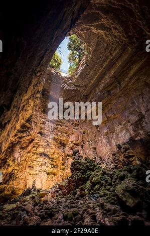 La Grave Abgrund der Grotte di Castellana mit Strahl Sonnenlicht in Apulien Stockfoto