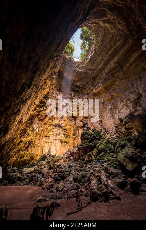 La Grave Abgrund der Grotte di Castellana mit Strahl Sonnenlicht in Apulien Stockfoto