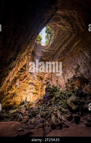 La Grave Abgrund der Grotte di Castellana mit Strahl Sonnenlicht in Apulien Stockfoto