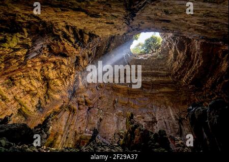 La Grave Abgrund der Grotte di Castellana mit Strahl Sonnenlicht in Apulien Stockfoto