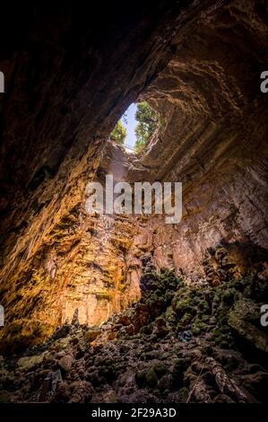 La Grave Abgrund der Grotte di Castellana mit Strahl Sonnenlicht in Apulien Stockfoto