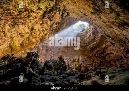 La Grave Abgrund der Grotte di Castellana mit Strahl Sonnenlicht in Apulien Stockfoto