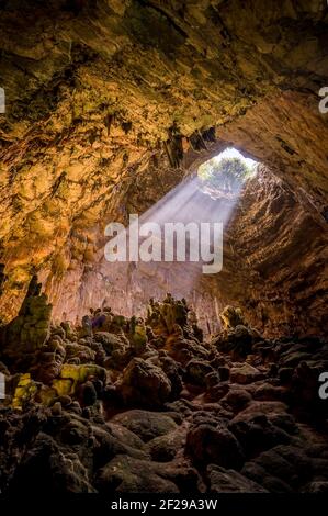 La Grave Abgrund der Grotte di Castellana mit Strahl Sonnenlicht in Apulien Stockfoto