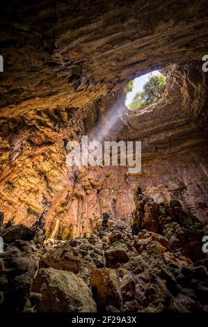 La Grave Abgrund der Grotte di Castellana mit Strahl Sonnenlicht in Apulien Stockfoto