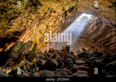 La Grave Abgrund der Grotte di Castellana mit Strahl Sonnenlicht in Apulien Stockfoto