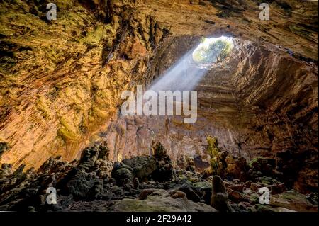 La Grave Abgrund der Grotte di Castellana mit Strahl Sonnenlicht in Apulien Stockfoto