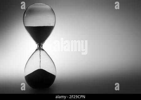 Schwarzweiß-Foto der Sanduhr Nahaufnahme Stockfoto