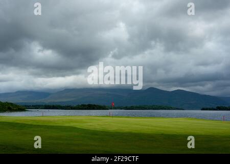 Dramatische Landschaft am Golf and Fishing Club, Fossa, Killarney National Park, Lough Leane See und dem Mangerton Mountain in der Ferne, Irland Stockfoto