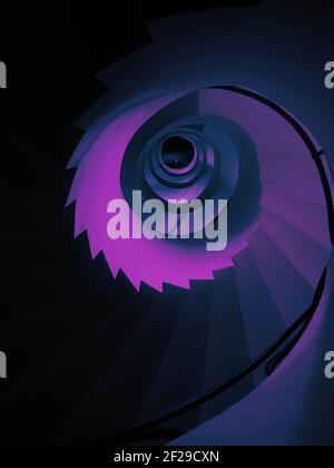 Eine vertikale Aufnahme einer hohen Wendeltreppe in einem niedrigen Winkel In ästhetischer lila Farbe Stockfoto