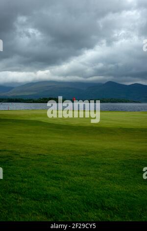 Golf- und Angelclub in Fossa, Killarney Golfplatz Landschaft am Lough Leane Seeufer und Mangerton Mountain im Killarney Nationalpark, Irland Stockfoto