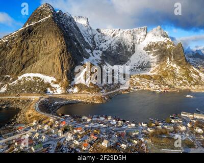 Luftaufnahme der Straße nach reine, Moskenes, Insel Moskenesøya, Lofoten, Norwegen Stockfoto