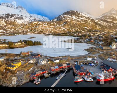 Luftbild Landschaft und schöner Panoramablick über den See Sørvågvatnet Und Fischerdorf Sørvågen liegt an der Küste des Norwegischen Meeres Auf Moskenesøy Stockfoto