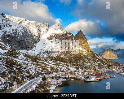 Luftaufnahme der Straße nach reine, Moskenes, Insel Moskenesøya, Lofoten, Norwegen Stockfoto