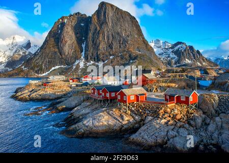 Traditionelle rote Häuser Rorbu Ferienhäuser in Hamnoy Dorf, Lofoten Inseln, Norwegen Stockfoto