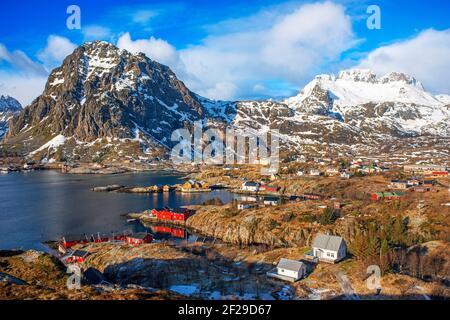 Luftbild Landschaft und schöner Panoramablick über den See Sørvågvatnet Und Fischerdorf Sørvågen liegt an der Küste des Norwegischen Meeres Auf Moskenesøy Stockfoto