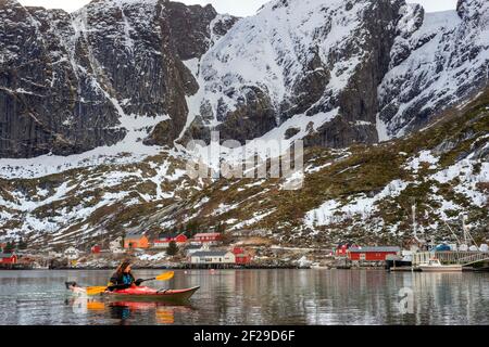 Kajakfahren in reine, Moskenes, Moskenesøya Island, Lofoten Islands, Norwegen. Landschaft mit dem Berg Olstinden. Stockfoto