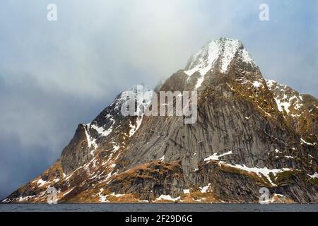 Landschaft mit dem Berg Olstinden in reine, Moskenes, Moskenesøya Island, Lofoten Islands, Norwegen. Stockfoto