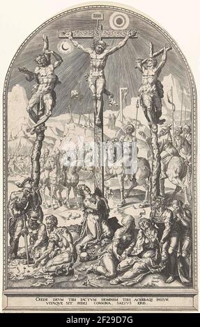 Christus aan het kruis.Christus am Kreuz, auf beiden Seiten die beiden Verbrecher. Eine kniende Maria Magdalena unter dem Kreuz Christi. Unten links in der Ecke drei Soldaten für Christi Kleid würfeln. Unten rechts ist Maria in Drehbewegung. Johannes kümmert sich um sie. Der Druck hat eine lateinische Beschriftung. Stockfoto
