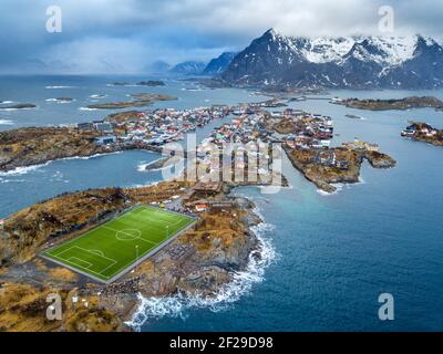 Luftaufnahme des Fußballfeldes von Henningsvaer Fischerdorf auf Lofoten-Inseln in Norwegen Stockfoto