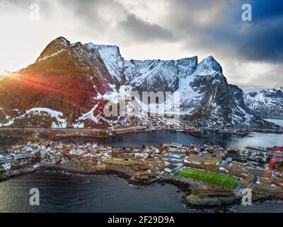 Luftaufnahme des Fußballplatz-Stadions des Fischerdorfes reine Auf den Lofoten in Norwegen Stockfoto