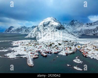 Luftaufnahme und Schneelandschaft im Norwegischen Fischerdorf Museum Å in Svolvaer Lofoten Island Norwegen das norwegische Fischerdorf Museum ist Loca Stockfoto