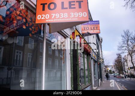 London - März 2021: Shop to Let unterschreiben auf Seite des leerstehenden Einzelhandelsgeschäfts in Notting Hill, West-London Stockfoto