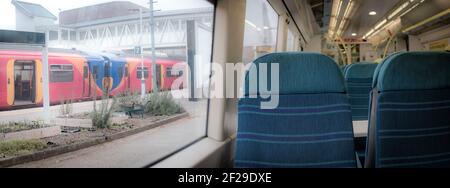 Dorking, UK - März 2021: Innenraum des Zuges Eisenbahnwagen der Southern Rail mit leeren Sitzen Stockfoto