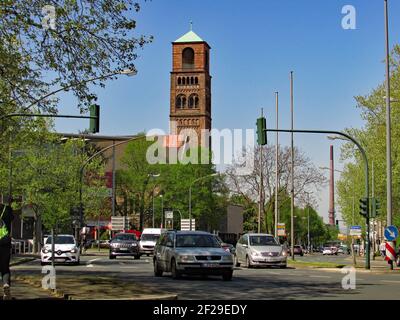 Essen, NRW, Deutschland, Europa - 04 21 2020: Salvatorkirche an der Kreuzung Bismarckstraße und Friedrichstraße Stockfoto