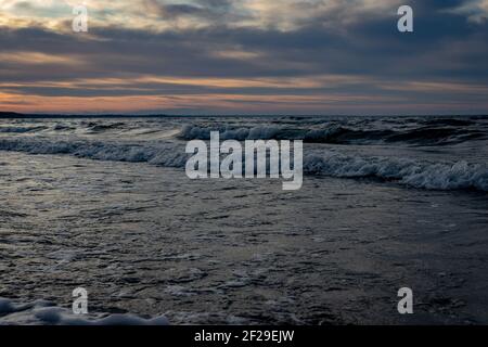 Schöne Wolkenlandschaft über dem Meer, Sonnenuntergang erschossen. Wolken in der Morgendämmerung oder Dämmerung in Lettland bei schönem Wetter. Stockfoto