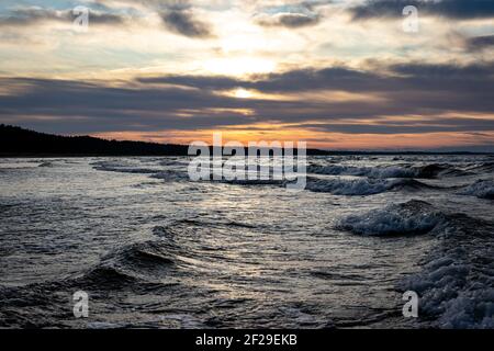 Schöne Wolkenlandschaft über dem Meer, Sonnenuntergang erschossen. Wolken in der Morgendämmerung oder Dämmerung in Lettland bei schönem Wetter. Stockfoto