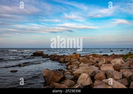 Blaue Abendsonne, Sonnenuntergang über Meer, felsige Küste, Ostsee, Rigaer Golf Stockfoto