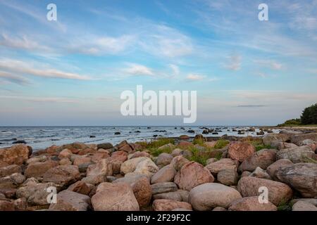 Blaue Abendsonne, Sonnenuntergang über Meer, felsige Küste, Ostsee, Rigaer Golf Stockfoto