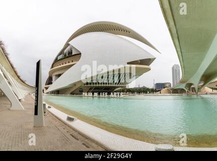 Valencia, Spanien - 3. März 2021: Blick auf das Opernhaus in der Stadt der Künste und Wissenschaften in Valencia Stockfoto