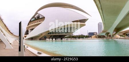 Valencia, Spanien - 3. März 2021: Panoramablick auf das Opernhaus in der Stadt der Künste und Wissenschaften in Valencia Stockfoto