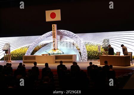 Tokio, Japan. März 2021, 11th. Japans Kaiser Naruhito (L) und Kaiserin Masako (R) beugen sich während einer Schweigeminute beim nationalen Gedenkgottesdienst in Tokio am 11. März 2021 vor dem Altar für Erdbeben- und Tsunami-Opfer. Am 10th. Jahrestag des Erdbebens der Stärke 9,0, das einen Tsunami und eine nukleare Katastrophe auslöste. Quelle: POOL/ZUMA Wire/Alamy Live News Stockfoto