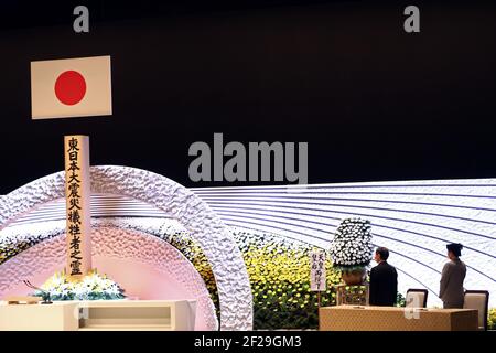 Tokio, Japan. März 2021, 11th. Der japanische Kaiser Naruhito (L) und die Kaiserin Masako (R) zollen am 11. März 2021 beim nationalen Gedenkgottesdienst in Tokio dem Erdbeben- und Tsunami-Opfer während einer Schweigeminute ihren Respekt. Am 10th. Jahrestag des Erdbebens der Stärke 9,0, das einen Tsunami und eine nukleare Katastrophe auslöste. Quelle: POOL/ZUMA Wire/Alamy Live News Stockfoto