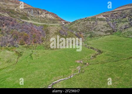 Zäune, die zu einem Berg von oben gesehen führen, auvergne, frankreich Stockfoto