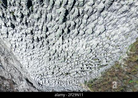 Detaillierte Drohne Blick auf Roches Tuilière et Sanadoire, 63970 Aydat, Auvergne, Puy de Dome, Frankreich Stockfoto