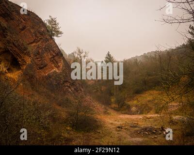 Schöne prähistorische Felsen versteckt tief im Nationalpark in Prag, Tschechische Republik. Stimmung wie aus der Vorgeschichte. Stockfoto
