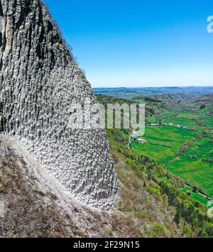 Detaillierte Drohne Blick auf Roches Tuilière et Sanadoire, 63970 Aydat, Auvergne, Puy de Dome, Frankreich Stockfoto