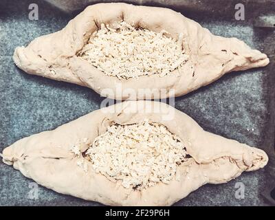 Ajarian khachapuri georgischen Käse Kuchen mit Ei Nahaufnahme. Stockfoto