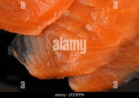 Lachs. Scheiben von rotem gesalzenem Fisch auf einem flachen Teller. Stockfoto