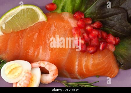 Lachs. Scheiben von rotem gesalzenem Fisch auf einem flachen Teller. Stockfoto