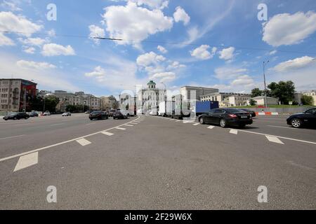 Historisches Gebäude (Paschkow-Haus) im Zentrum von Moskau in der Nähe des Kremls und der täglichen Verkehr, Russland Stockfoto