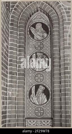 Fresko mit drei Männern in Kreisen mit Textbalken in den Händen; Aduardkapel.aduard Kapelle im Osten gesehen. Detail Kapelle Kurz Nach Der Restaurierung. Stockfoto