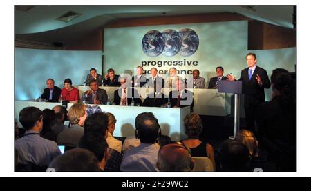 Tony Blair spricht am Ende von an eine Pressekonferenz Der Progressive Governance Summit im Penny Hill Park in Bagshot ,Surrey.pic David Sandison 14/7/2003 Stockfoto