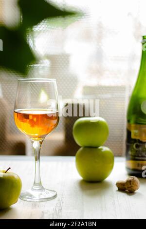 Erfrischender Apfelwein. Apfelbier, Saft, Essig. Stockfoto