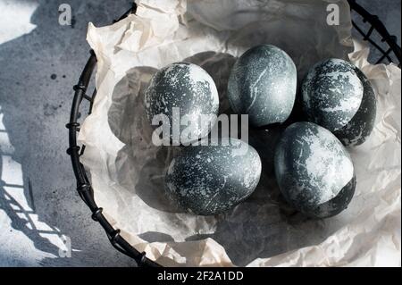 Frohe Ostern. Stilvolle ostereier. Serie von Eiern mit Marmor Stein-Effekt bemalt Stockfoto