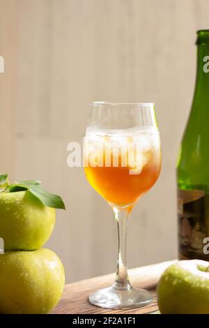 Erfrischender Apfelwein. Apfelbier, Saft, Essig. Stockfoto